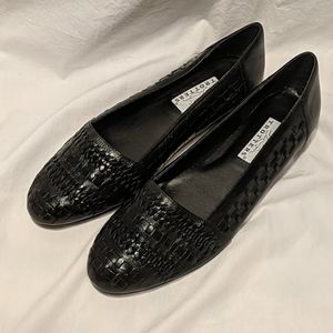 Trotters basket weave flats- new